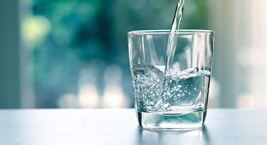 drik et glas vand efter behandlingen, fx akupunktur
